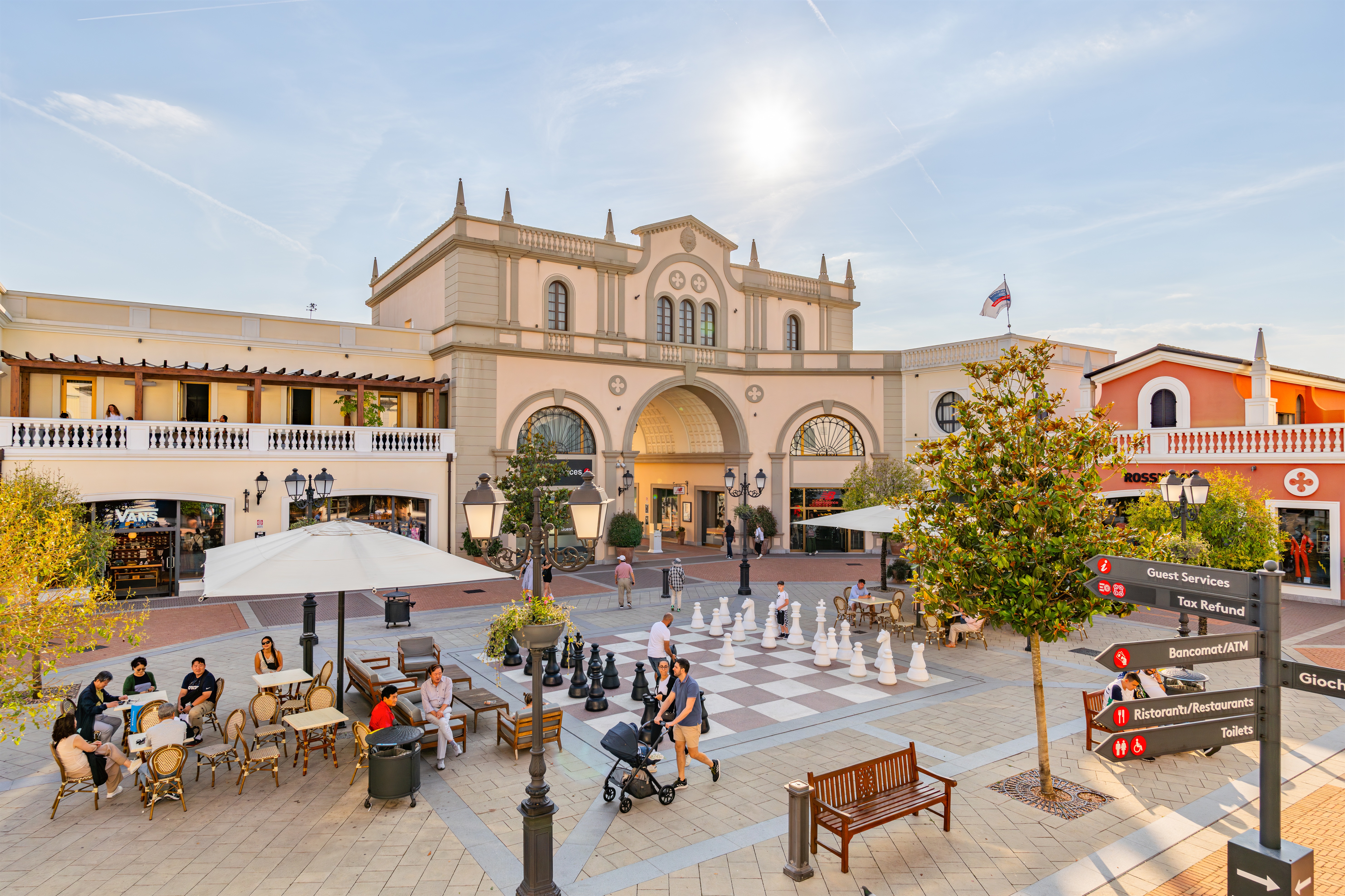 Outdoor seating and public realm at a McArthurGlen destination